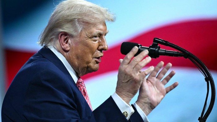 Trump Update Medsos Usai Dievakuasi, Bilang Pelaku Penembakan Ditangkap
